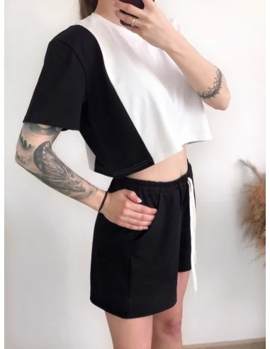 Костюм, білий кроп-топ з чорною смужкою збоку та чорні, короткі