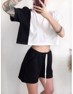 Костюм, белый кроп-топ с черной полоской сбоку и шорты черные 2