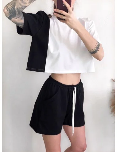 Костюм, білий кроп-топ з чорною смужкою збоку та чорні, короткі