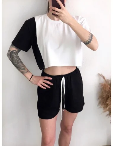 Костюм, белый кроп-топ с черной полоской сбоку и шорты черные
