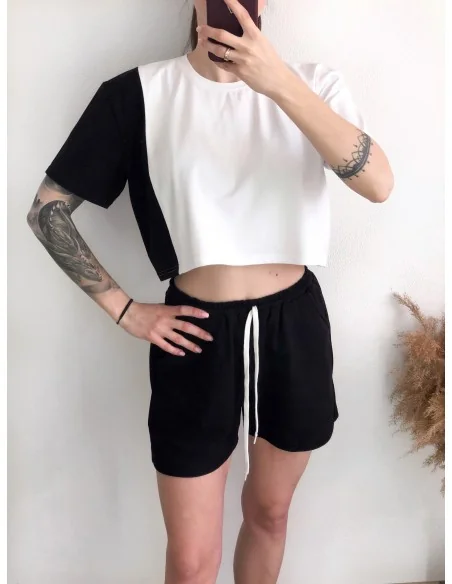 Костюм, белый кроп-топ с черной полоской сбоку и шорты черные