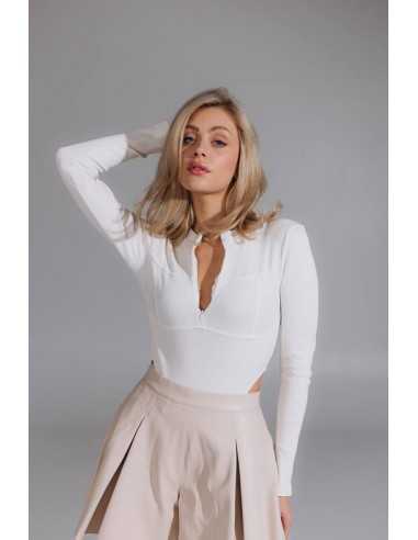 Боди в молочном цвете со змейкой