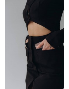 Платье с вырезом в черном цвете 2