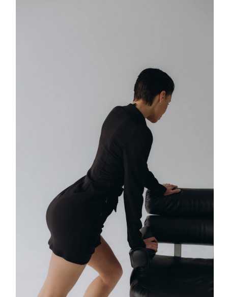 Платье с вырезом в черном цвете