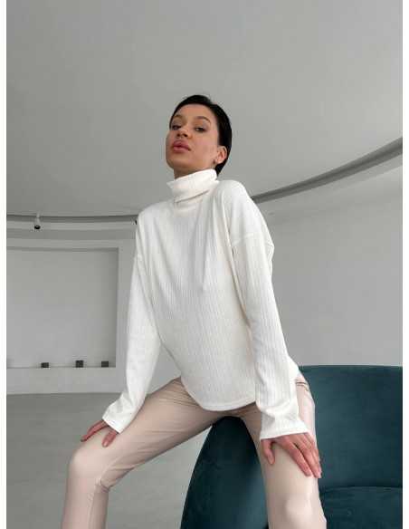 Светр у кольорі молоко