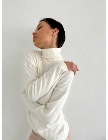 Светр у кольорі молоко