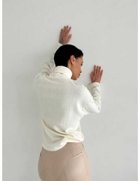 Светр у кольорі молоко