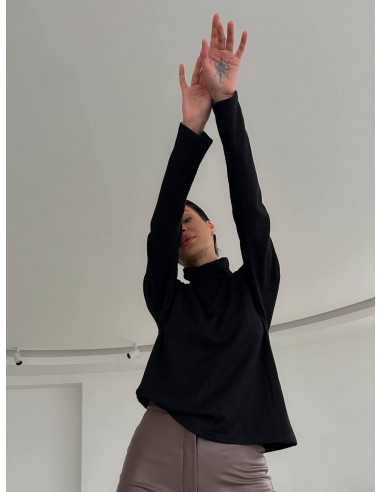 Светр у чорному кольорі