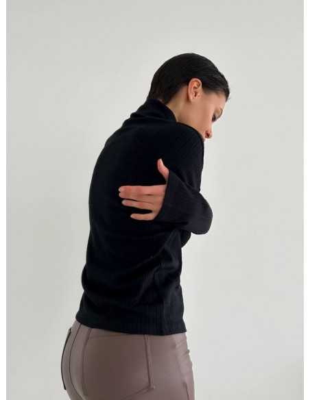 Светр у чорному кольорі