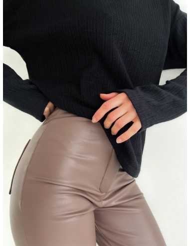 Светр у чорному кольорі