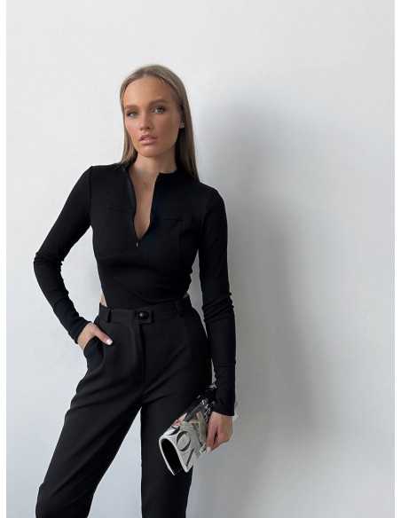 Боди в черном цвете со змейкой