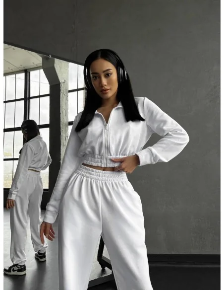 Женский костюм из трехнитки с кофтой на змейке и штанами в