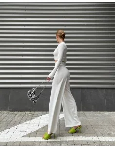Легкий, женский костюм из кофты и брюк в белом цвете 2