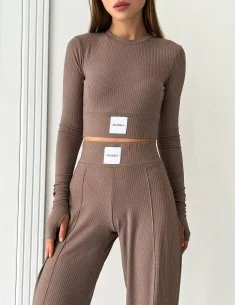 Легкий, женский костюм из кофты и брюк в цвете мокко 2