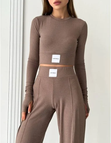 Легкий, женский костюм из кофты и брюк в цвете мокко