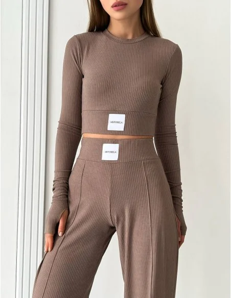 Легкий, женский костюм из кофты и брюк в цвете мокко