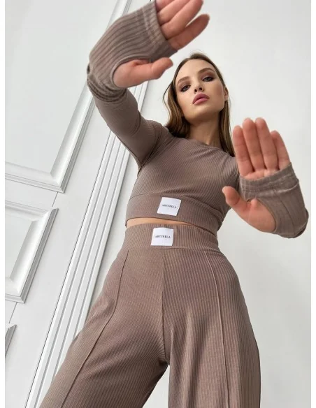 Легкий, женский костюм из кофты и брюк в цвете мокко