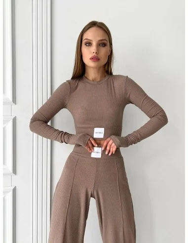 Легкий, женский костюм из кофты и брюк в цвете мокко