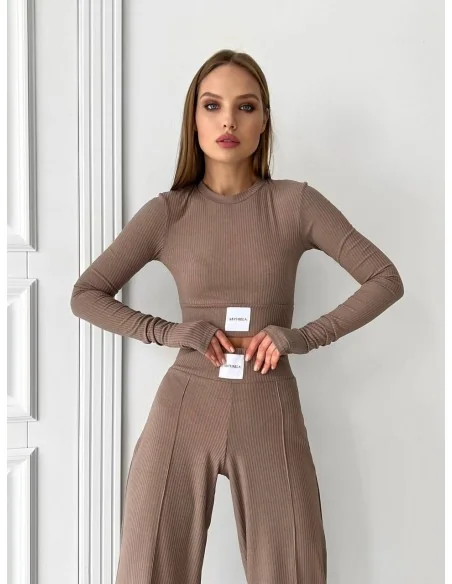 Легкий, женский костюм из кофты и брюк в цвете мокко