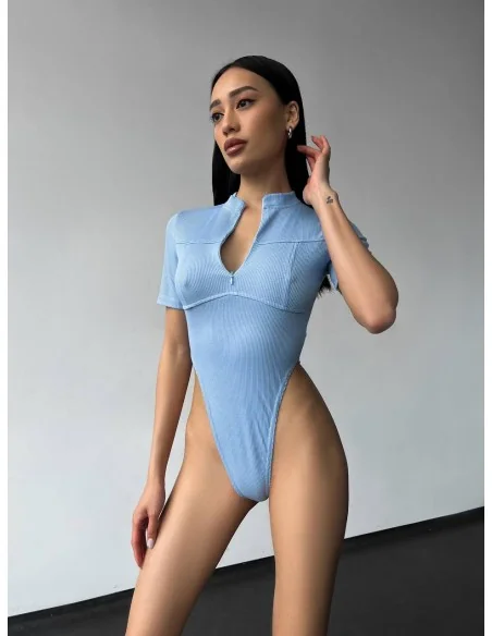 Боди в голубом цвете