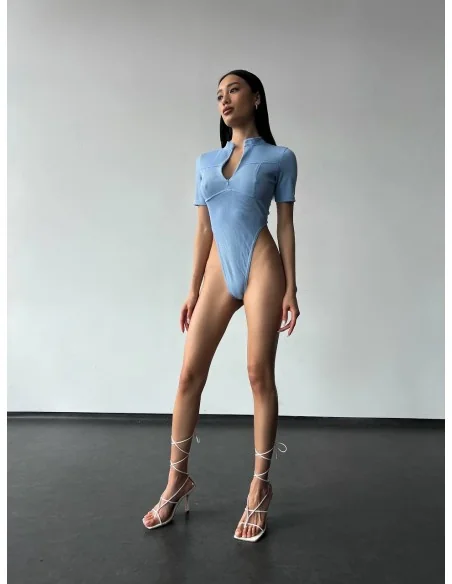 Боди в голубом цвете