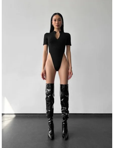 Боди в черном цвете с вырезом