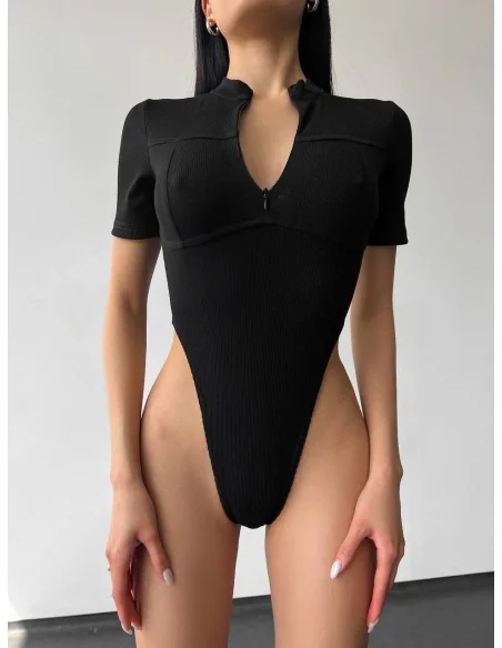Боди в черном цвете с вырезом
