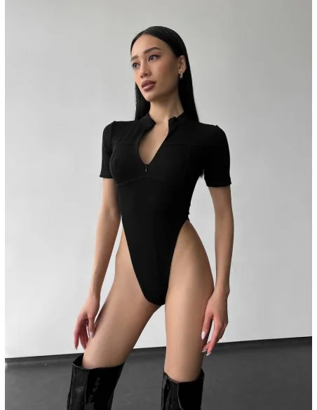 Боди в черном цвете с вырезом