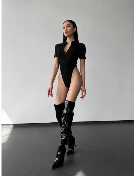 Боди в черном цвете с вырезом