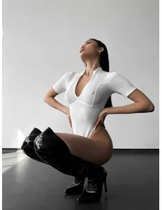 Боди в молочном цвете с вырезом