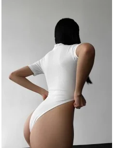 Боди в молочном цвете с вырезом 2