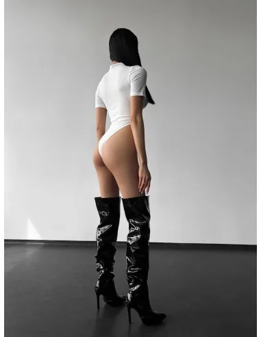 Боди в молочном цвете с вырезом