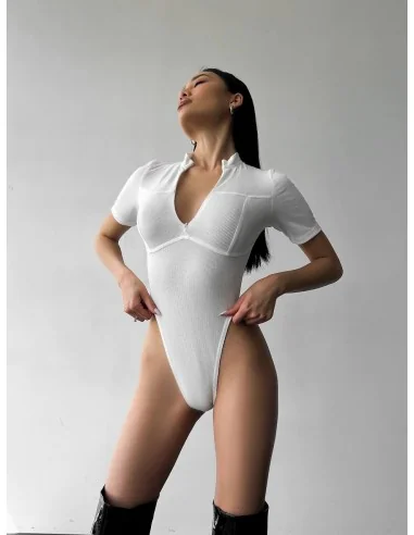 Боді у молочному кольорі з вирізом Боді у молочному кольорі з вирізом