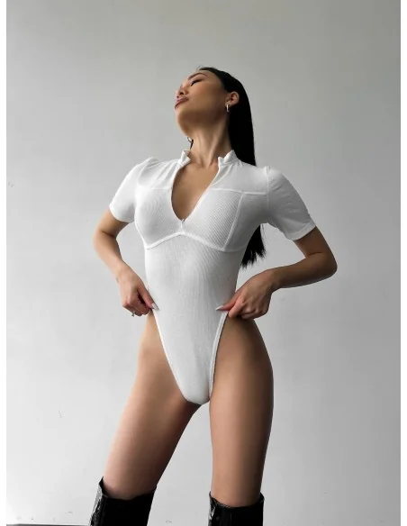 Боді у молочному кольорі з вирізом Боді у молочному кольорі з вирізом