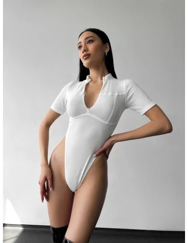 Боди в молочном цвете с вырезом