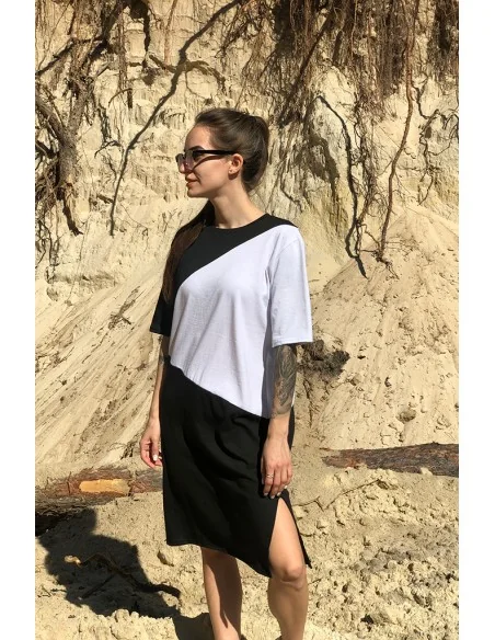 Платье-футболка, черно-белая, белый треугольник сбоку