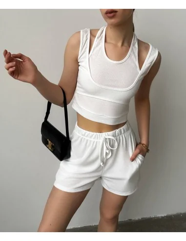 Жіночій, літній костюм у білому кольорі